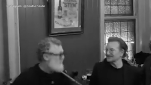 Dublino, Bono degli U2 canta ‘Desire’ in un pub con una birra in mano