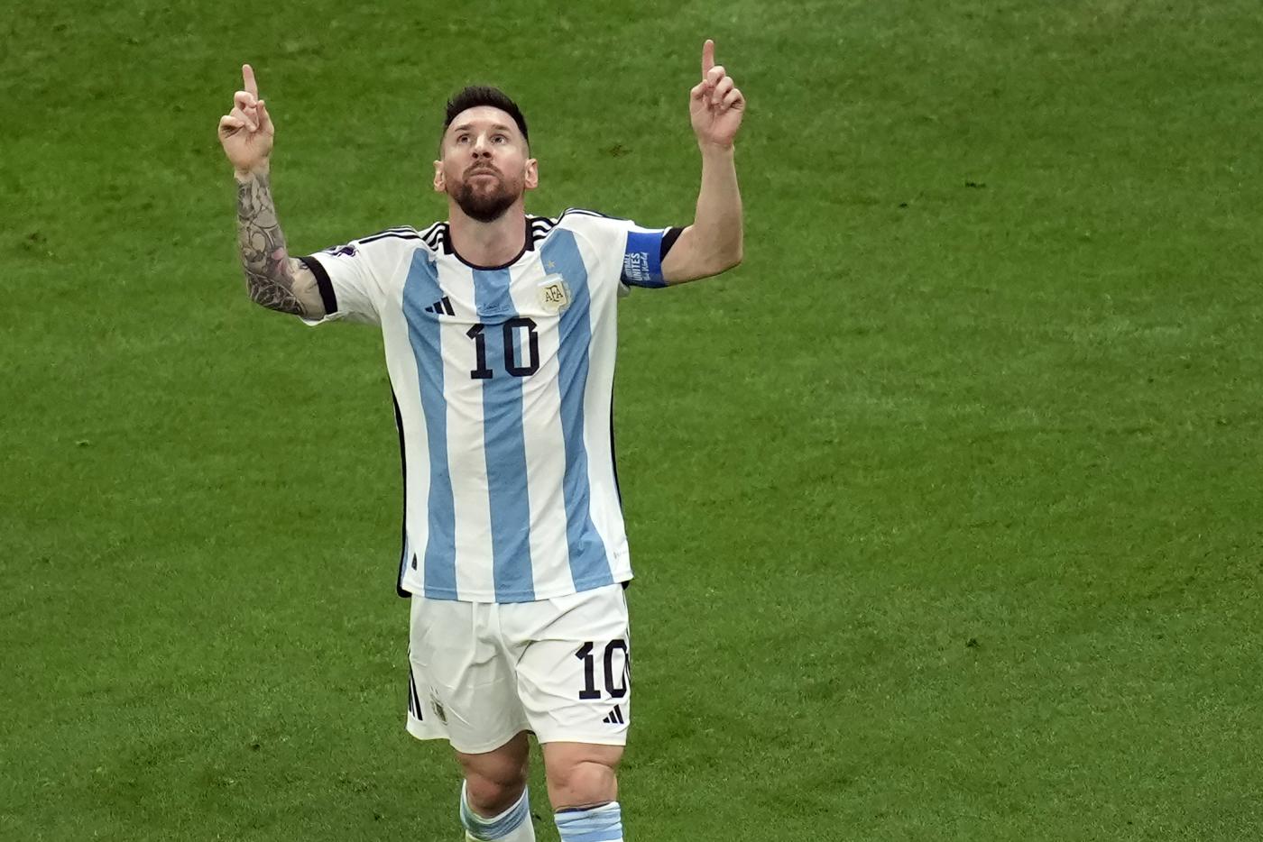 Argentina, Messi: “Diego ci ha incoraggiati dal cielo”