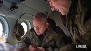 Russia, il ministro della Difesa Shoigu visita le truppe al fronte