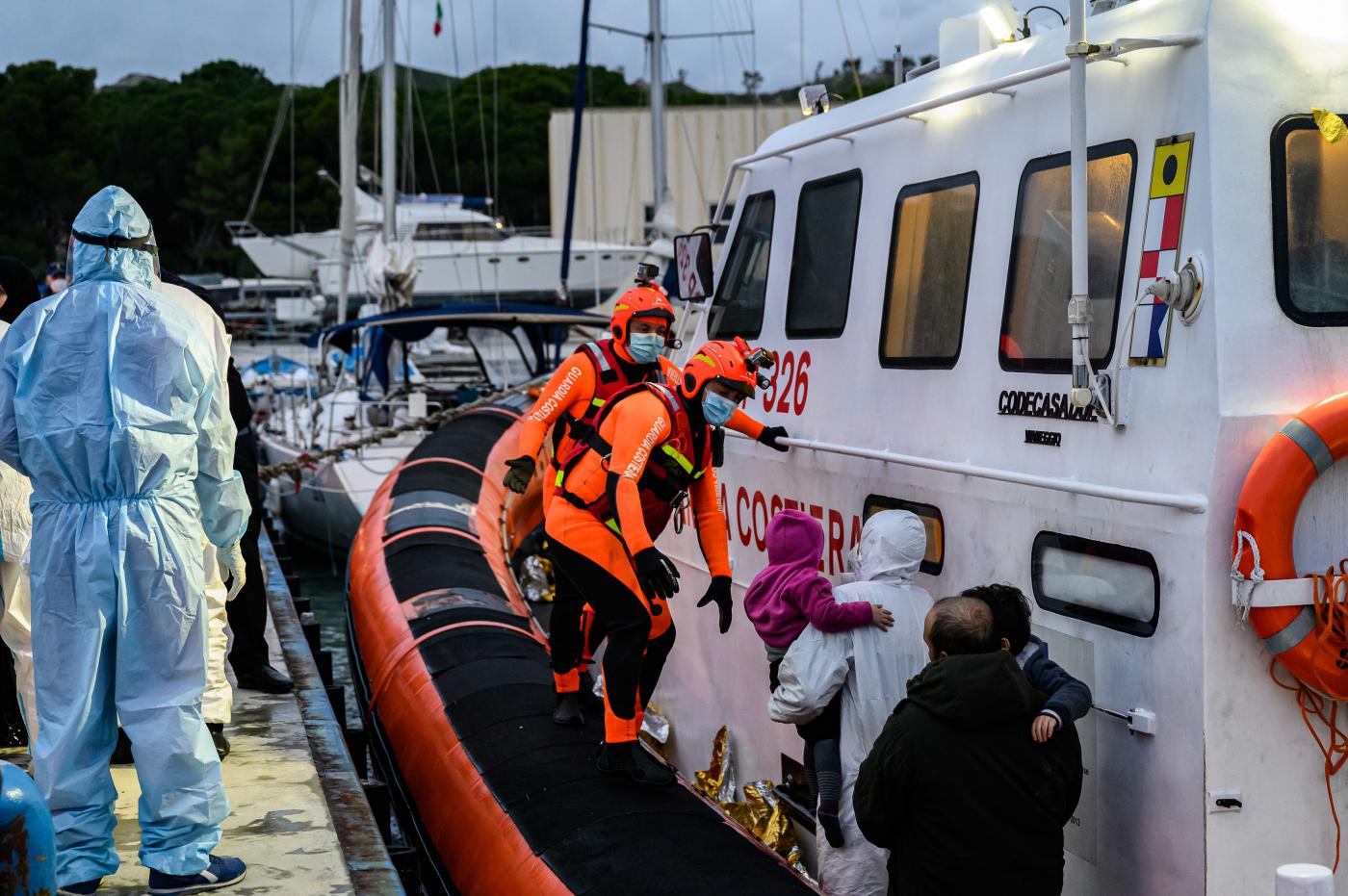 Migranti, 160 soccorsi: barca era in avaria Migranti, 160 soccorsi: barca era in avaria