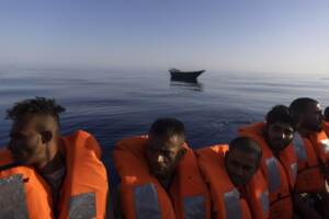 Migranti, altri 87 salvati da Ocean Viking in zona Sar maltese: 335 a bordo
