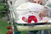 L'associazione Mani di Mamma regala cappellini di Natale per i neonati
