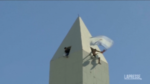 Qatar 2022, bandiera argentina su obelisco a Buenos Aires