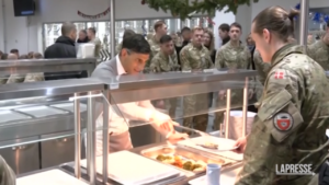 Regno Unito, Sunak serve pranzo di Natale a truppe Nato