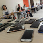 Scuola, stop a cellulari in classe