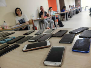 Scuola, stop a cellulari in classe