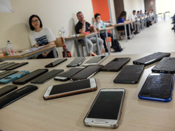 Scuola, stop a cellulari in classe