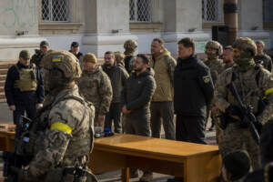 Ucraina, Zelensky in visita a Bakhmut nel Donetsk