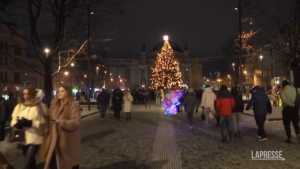 Ucraina, a Leopoli si accende l’albero di Natale