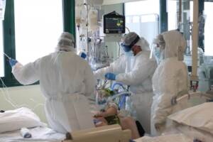 Covid, Fiaso: “Curva pandemica inverte tendenza”