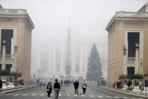 Roma si sveglia il primo dell'anno avvolta dalla nebbia