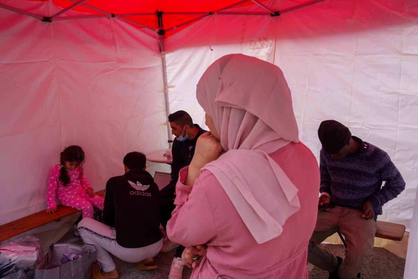 Migranti, affonda barca a Lampedusa: 46 salvi Migranti, affonda barca a Lampedusa: 46 salvi