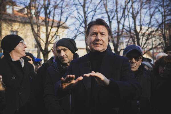 Giuseppe Conte durante la sua visita a Torino agli “Asili Notturni” per parlare con i cittadini dell’importanza del reddito di cittadinanza che il governo Meloni vuole abolire