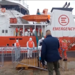 Livorno, migranti sbarcano da nave di Emergency
