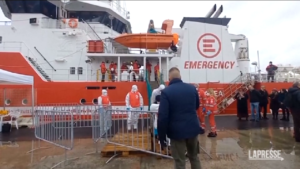 Livorno, migranti sbarcano da nave di Emergency