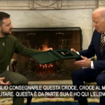 Ucraina, Zelensky consegna a Biden onorificenza militare