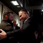 Ucraina, Zelensky in Polonia: l’abbraccio con Duda
