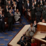 Ucraina, standing ovation per Zelensky al Congresso Usa