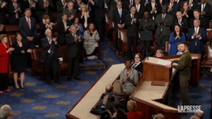 Ucraina, standing ovation per Zelensky al Congresso Usa