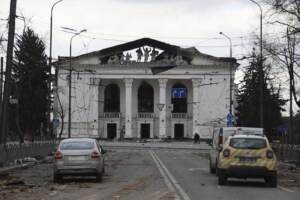 Guerra Russia-Ucraina, reportage del teatro bombardato di Mariupol