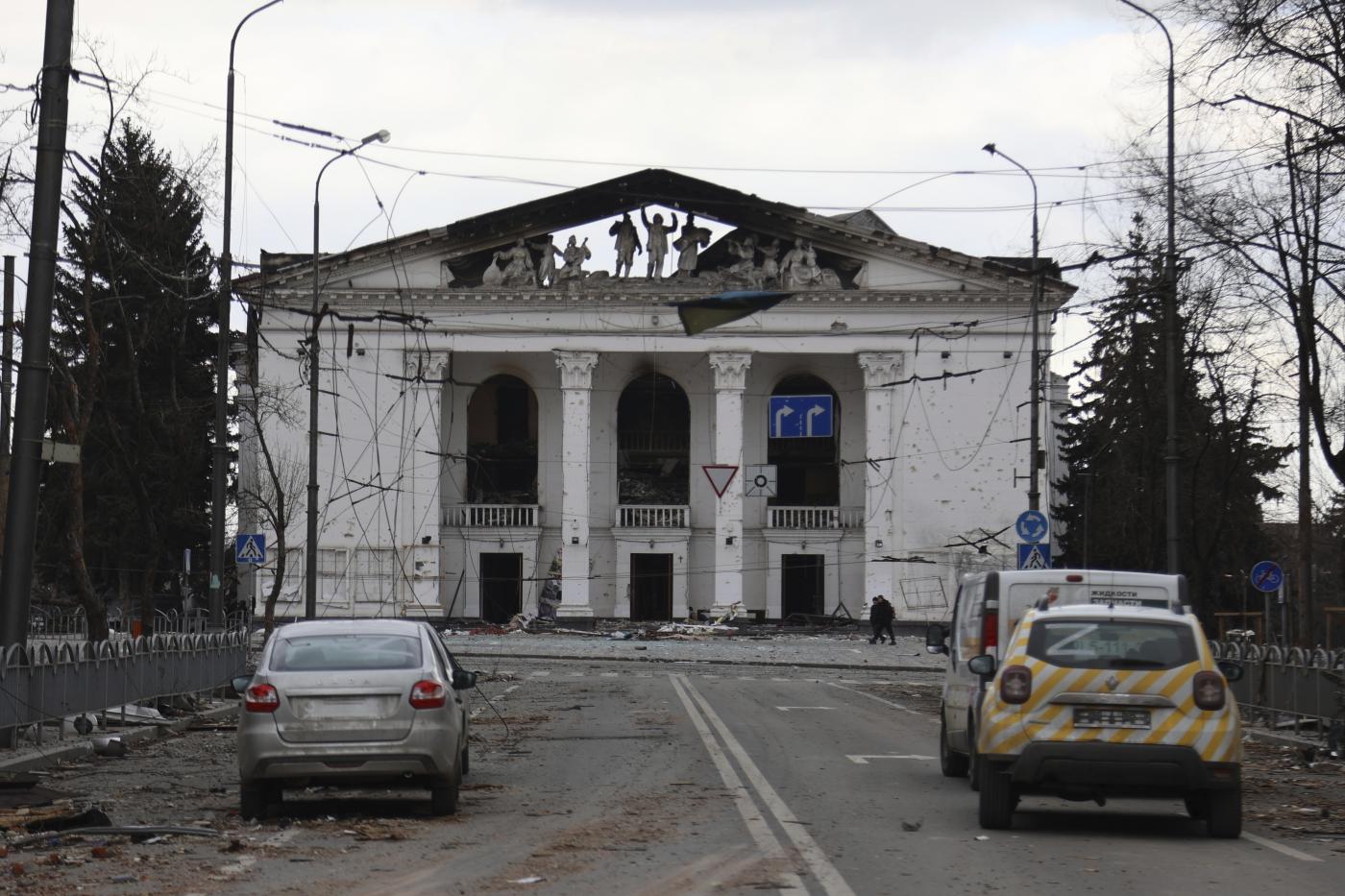Ucraina, demolito il teatro di Mariupol
