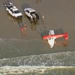 California, piccolo aereo si schianta sulla spiaggia: due feriti