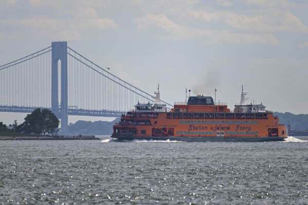 New York, incendio su traghetto: 900 evacuati, 5 feriti