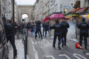 Parigi, scontri su luogo sparatoria