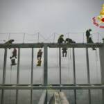Torino, Babbi Natale si calano dal cielo