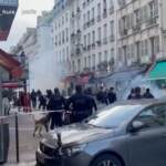 Parigi, scontri tra manifestanti curdi e polizia sul luogo della sparatoria