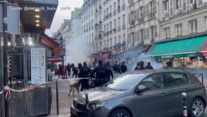 Parigi, scontri tra manifestanti curdi e polizia sul luogo della sparatoria