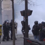 Parigi, protesta curdi: auto ribaltate e vetrine infrante