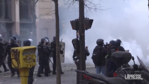 Parigi, protesta curdi: auto ribaltate e vetrine infrante