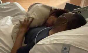 Pelé, figlia Kely abbracciata al padre in ospedale
