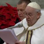 Natale, Papa: “Umanità insaziabile di soldi e potere non fa posto a poveri”