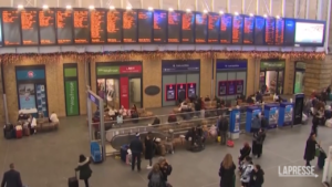 Regno Unito, sciopero ferroviario rallenta partenze per il Natale