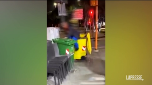 Napoli: uomo messo in cassonetto da ragazzi, video virale su Tik Tok