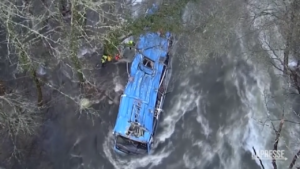 Spagna, bus precipita in un fiume: 6 morti