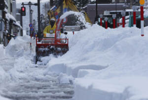 Giappone, forti nevicate: 17 morti