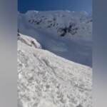 Austria, il momento in cui la valanga travolge gli sciatori