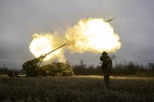 Guerra Ucraina, soldati ucraini pronti a sparare con il cannone Caesar
