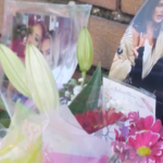 Liverpool, fiori di fronte al pub dove è stata uccisa una ragazza