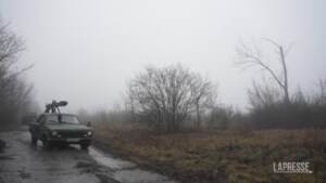 Ucraina, soldati costruiscono torre militare di 18 metri