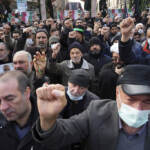 Iran, almeno 100 manifestanti rischiano esecuzione