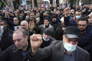 Iran, almeno 100 manifestanti rischiano esecuzione