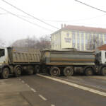 Kosovo, blocco stradale serbo a Mitrovica
