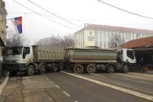 Kosovo, blocco stradale serbo a Mitrovica