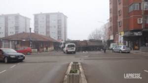 Kosovo, i serbi ereggono barricate a Mitrovica