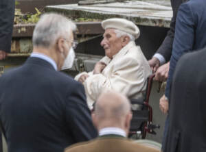 Germania, l'Emerito Papa Benedetto XVI in visita al cimitero di Ziegetsdorf
