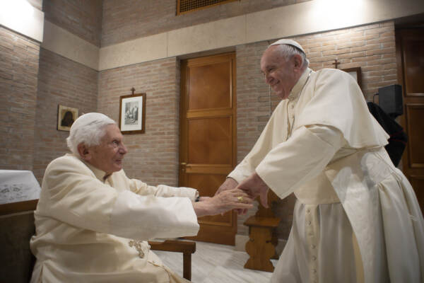 Concistoro, i nuovi cardinali in visita da Benedetto XVI con Papa Francesco